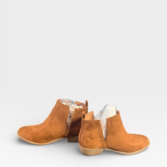 Journee Collection Women's Rimi Notched Ankle Stacked Heel Booties - Picture 8 of 9